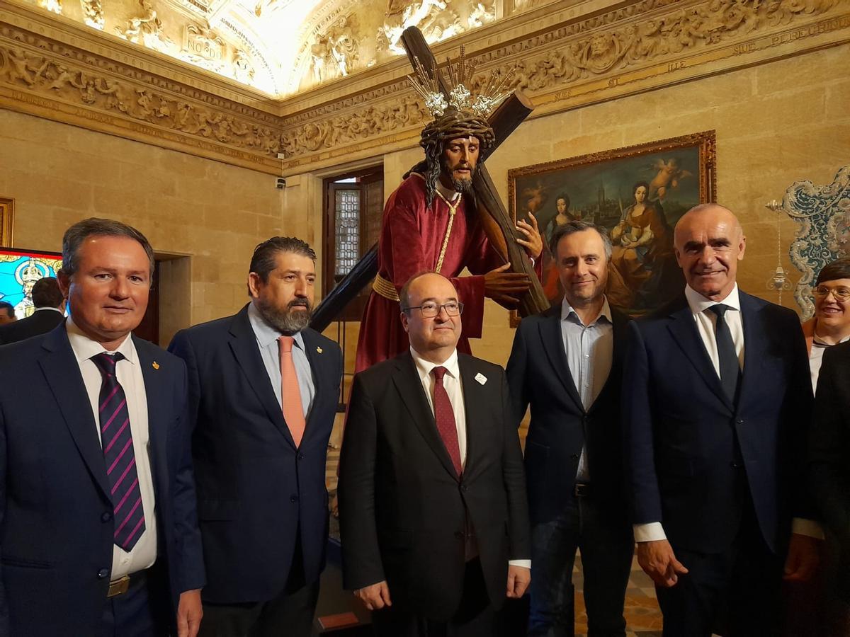 Los promotores del grupo de fieles, junto a la imagen, el ministro Iceta, José María Leal y el alcalde de Sevilla, Antonio Muñoz.