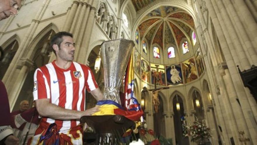 El Atlético ofrece la Europa League a la Virgen de la Almudena