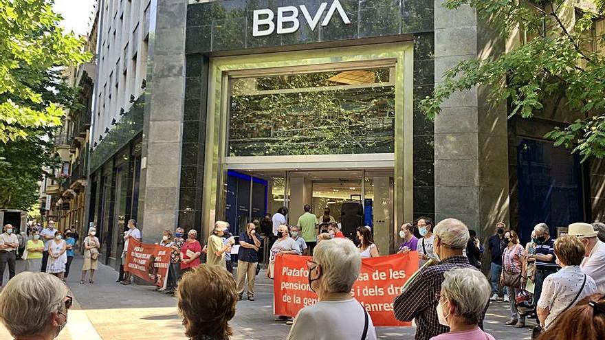 La Plataforma de gent gran es concentra al BBVA | GEMMA FREIXENET