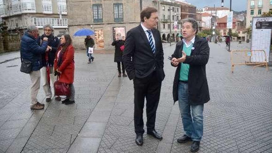 Los dos alcaldes, ayer, en la plaza de Ourense. // Rafa Vázquez