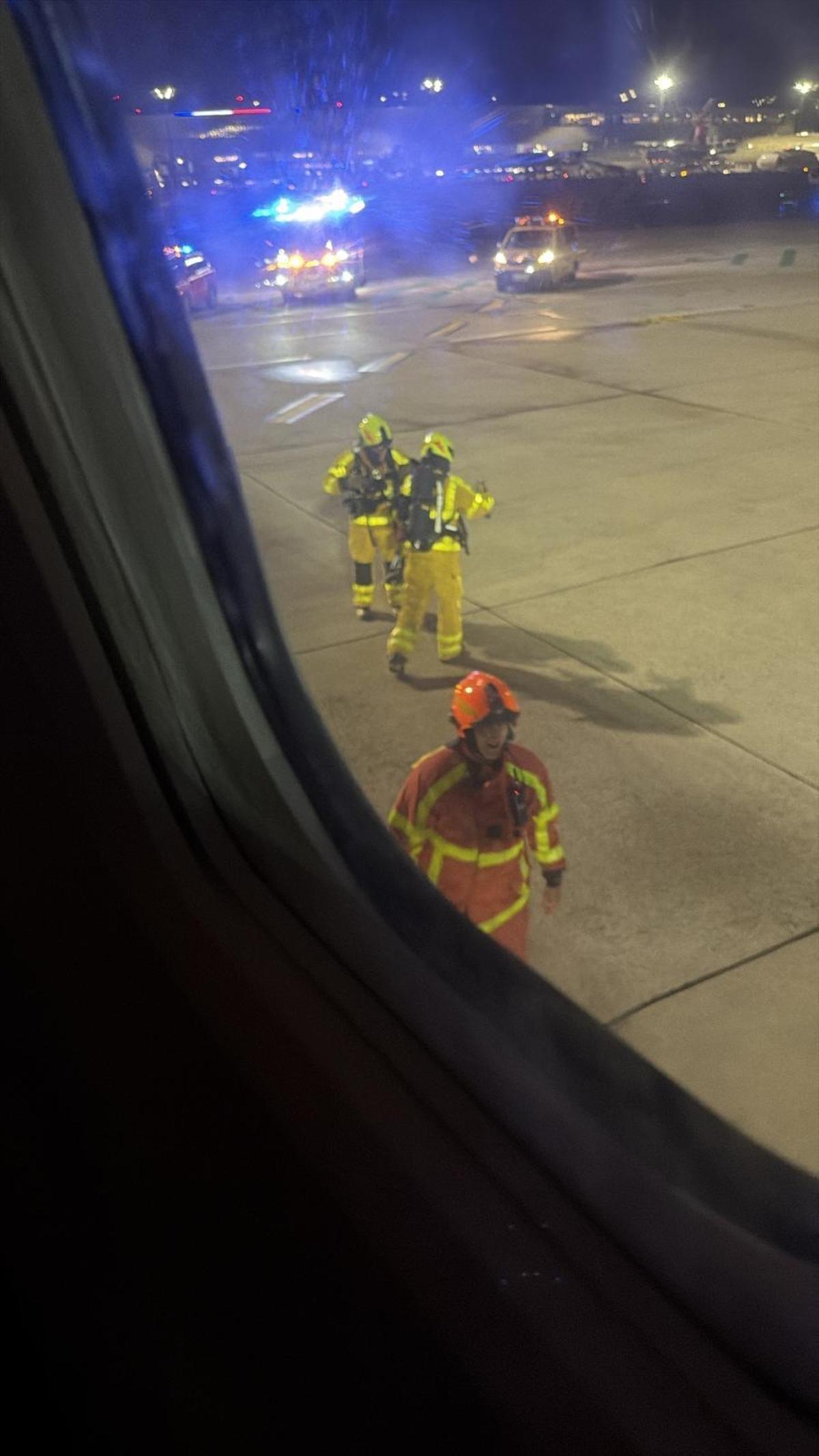 Feuerwehrleute am Flugzeug in Paris.
