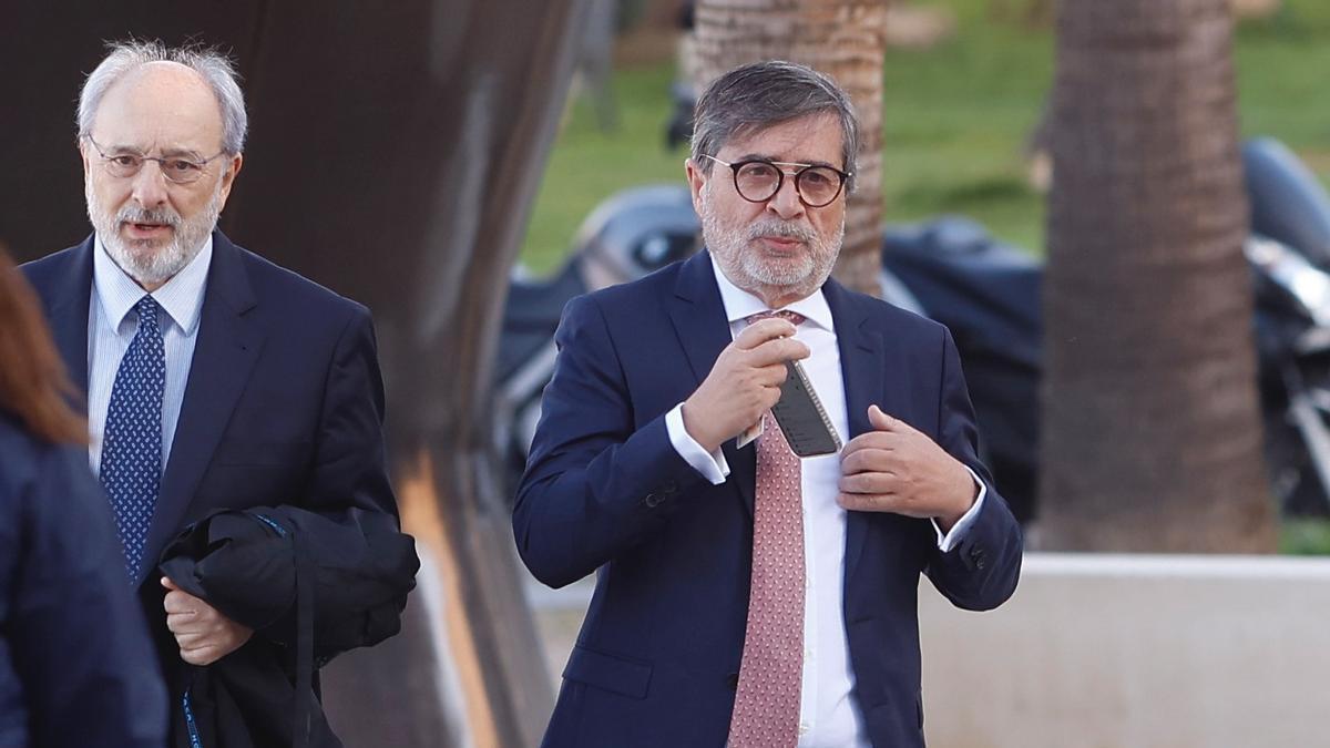 Carlos González, junto a su abogado, accede a la Ciudad de la Justicia en un juicio anterior.