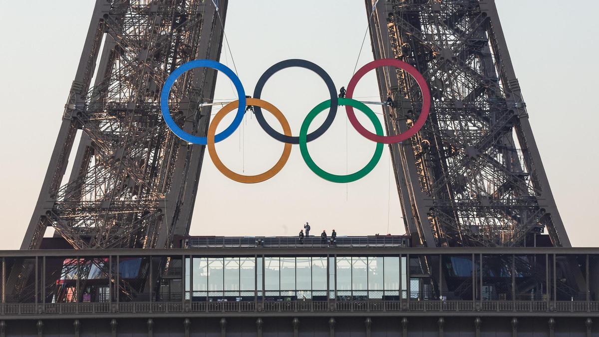 La torre Eiffel ya luce los anillos olímpicos