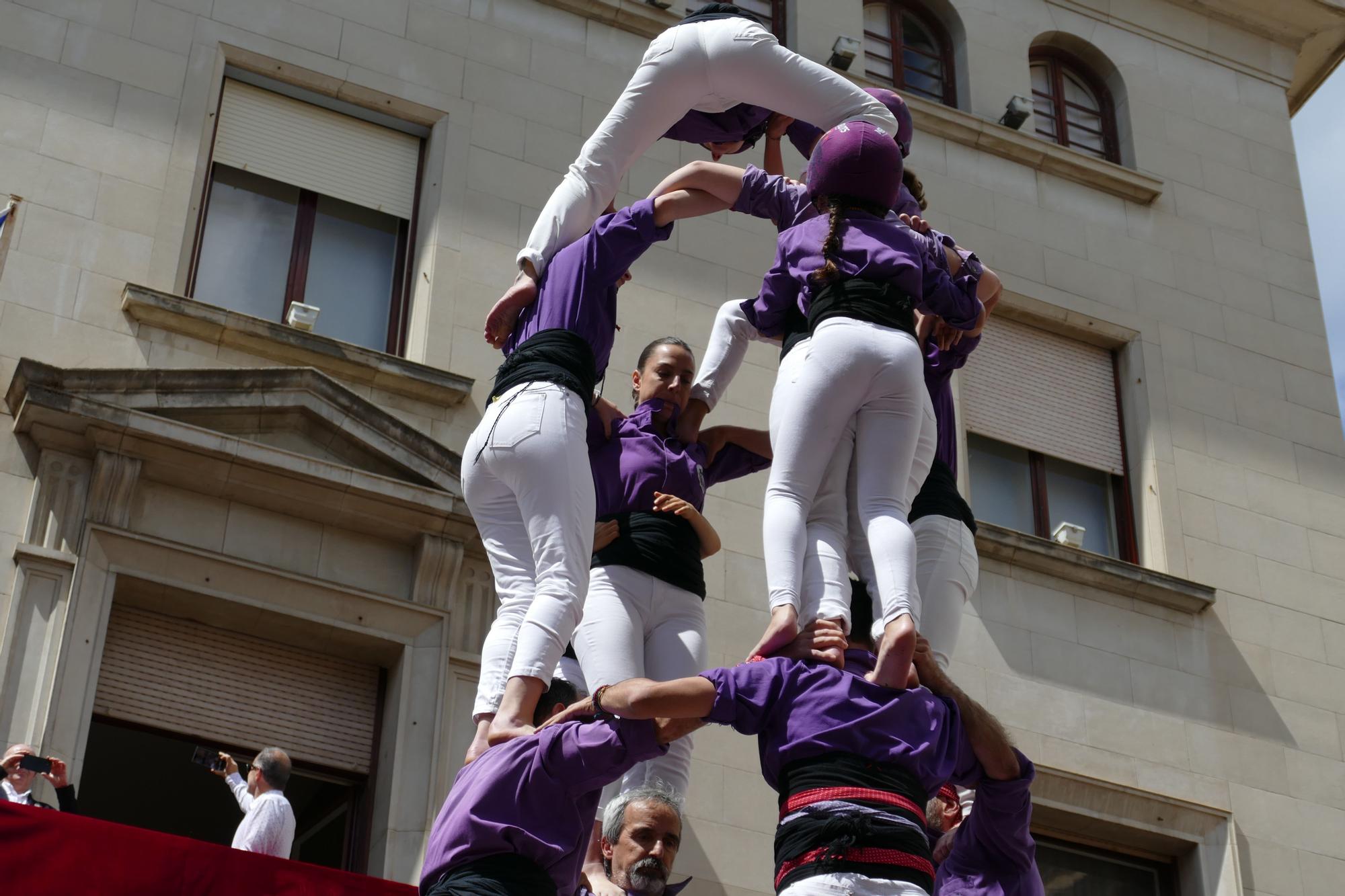 La plaça es tenyeix de colors amb la Diada Castellera de Santa Creu