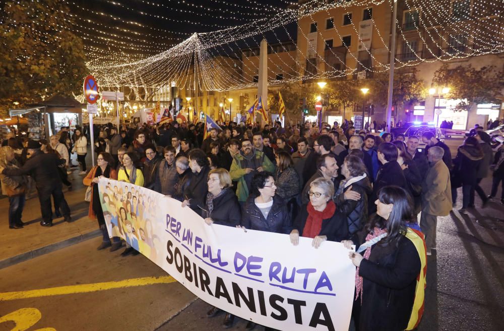 Rund 1.500 Personen sind am Freitagabend (30.12.) auf Mallorca auf die Straße gegangen, um politische Eigenständigkeit für die "Països Catalans", also die katalanischsprachigen Landesteile Katalonien und Balearen, innerhalb Spaniens zu fordern.