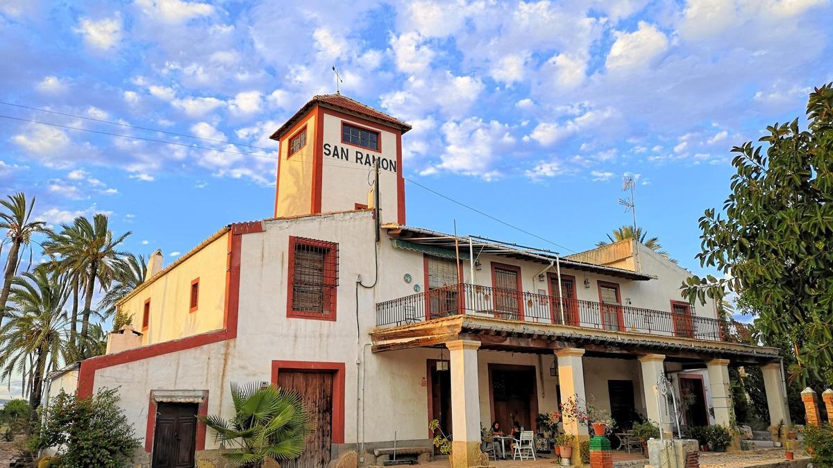 Estado reciente de la Torre de San Ramón, finca en la que siempre hay familiares custodiándola.