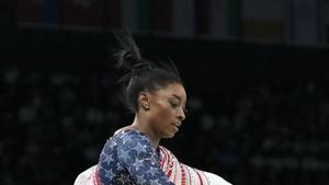Biles torna al cel i conquereix el cinquè or olímpic de la seva vida