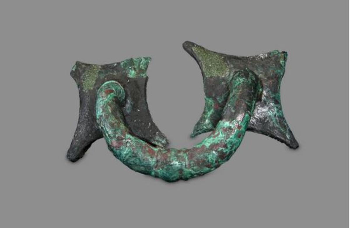 Asa broncínea de sección circular.