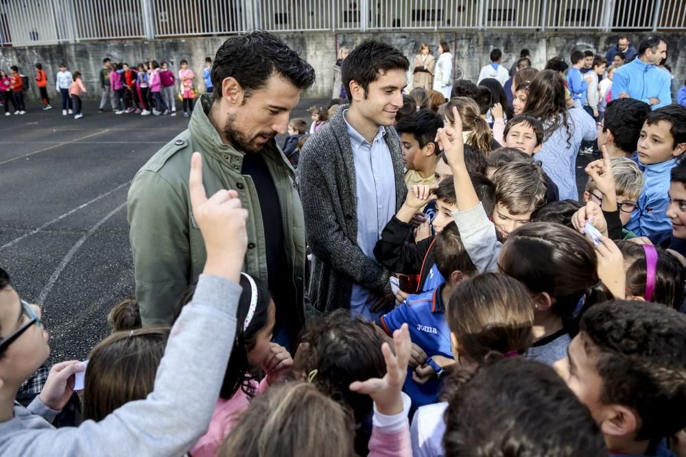 Visita de los jugadores del Real Oviedo, Toché y Héctor, al Colegio Buenavista I