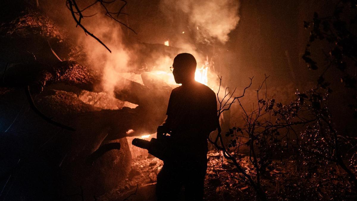 Una persona trabaja en las labores de extinción del incendio forestal, a 26 de julio de 2026, en La Adrada, Ávila, Castilla y León (España).