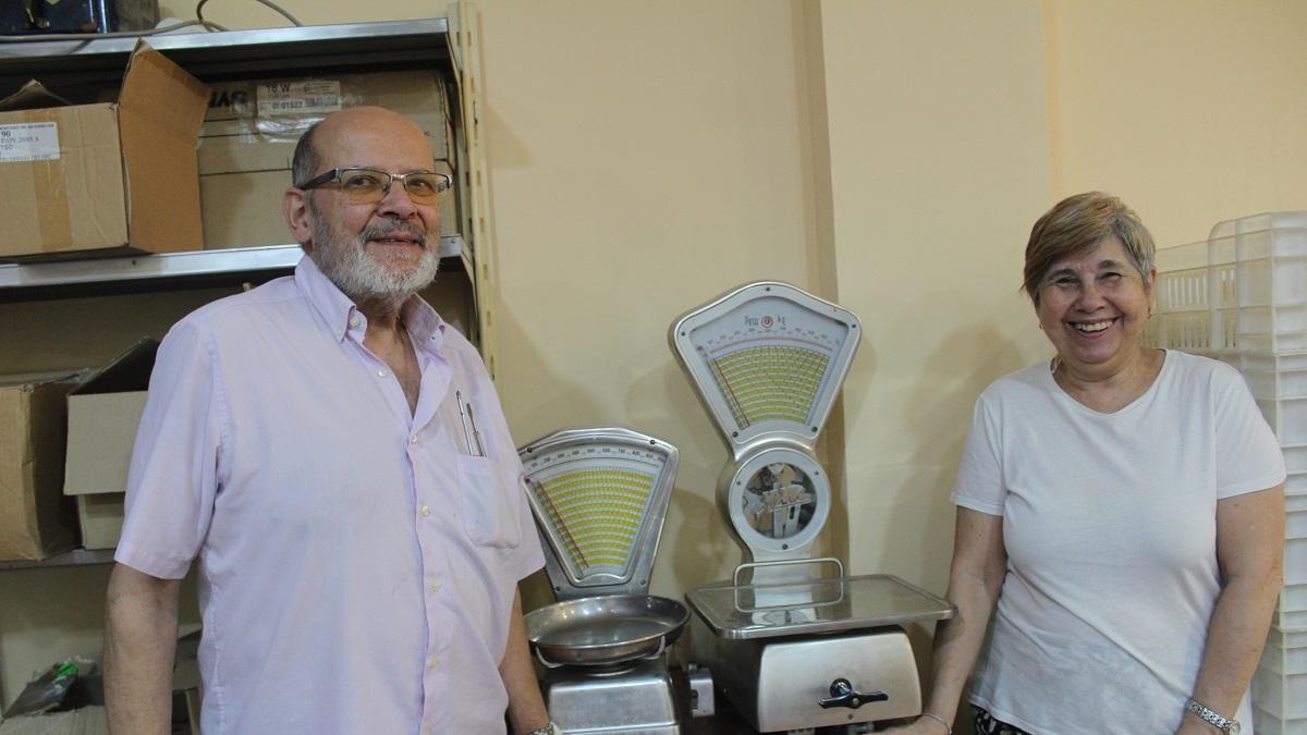 Antoni Pujol i Lourdes Camps al costat de dues bàscules de la marca Mobba.