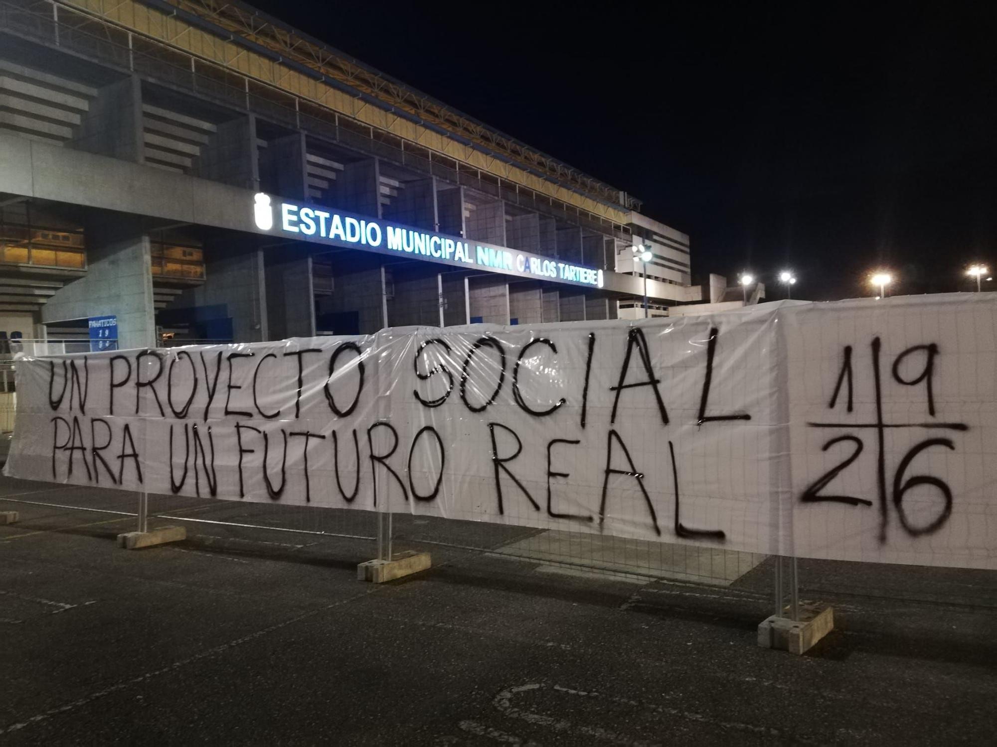 Pancartas en El Requexón y en el Tartiere