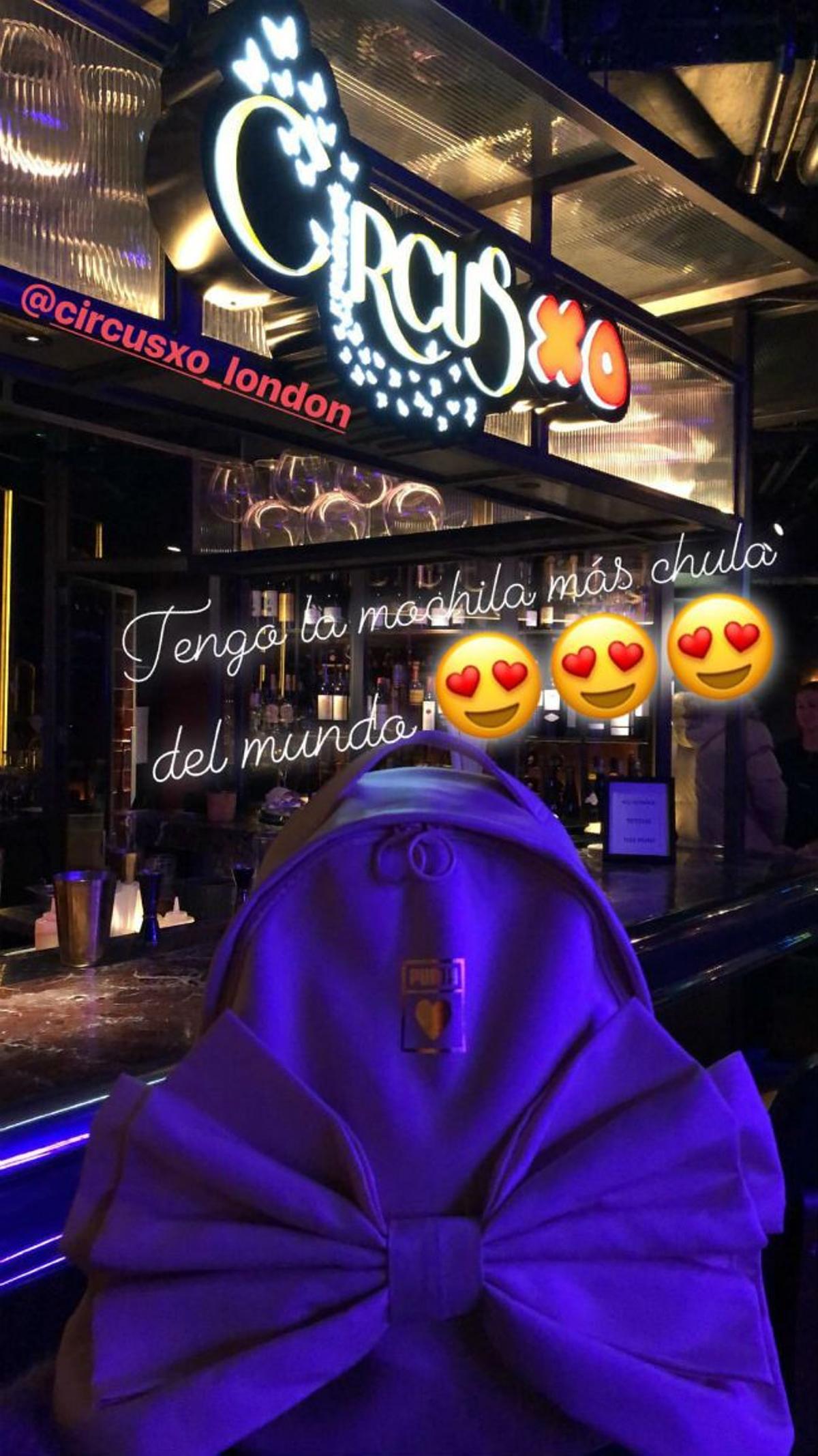 Cristina Pedroche presume de su nueva mochila-lazo de la colección de San Valentín de Puma