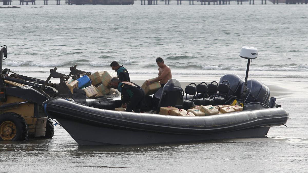 La Guardia Civil traslada fardos de droga, en una imagen de archivo.