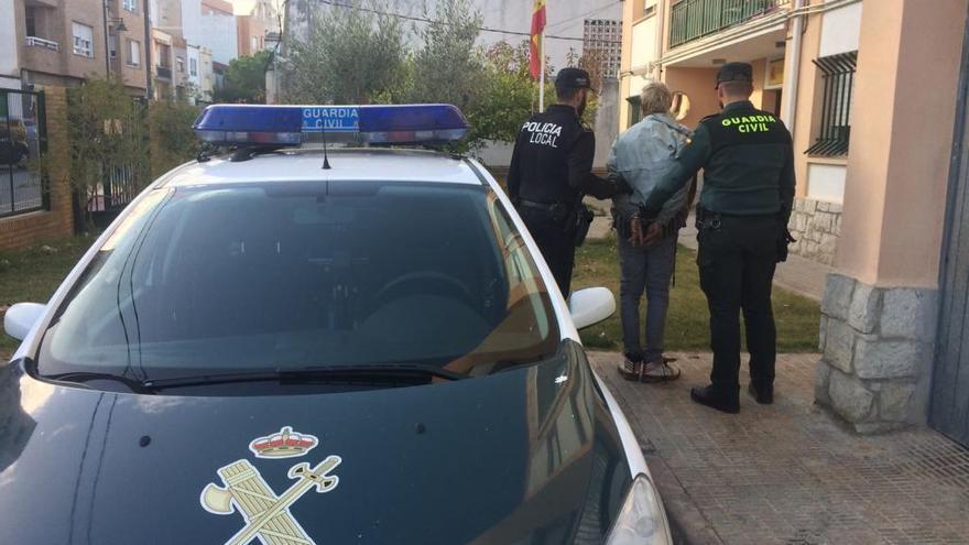 Detenido un individuo por delitos de lesiones, amenazas y daños en Alcalà