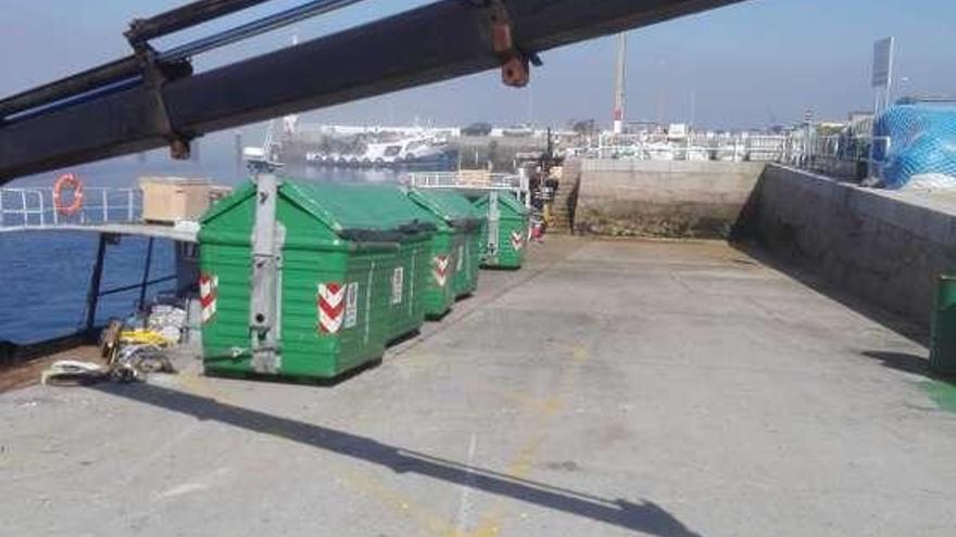 Contenedores de basura en la rampa del muelle de Aldán. // S.Á.