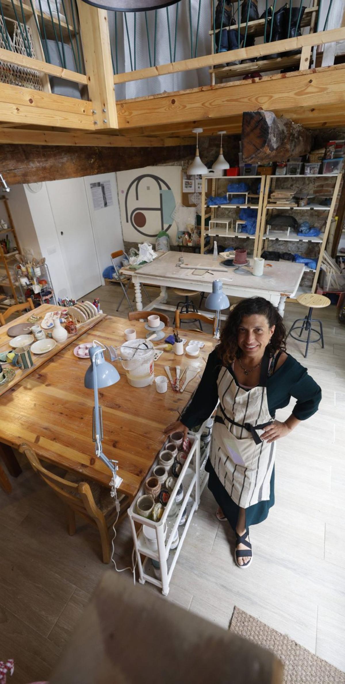 Esther Benajes, en el taller de Balmori.