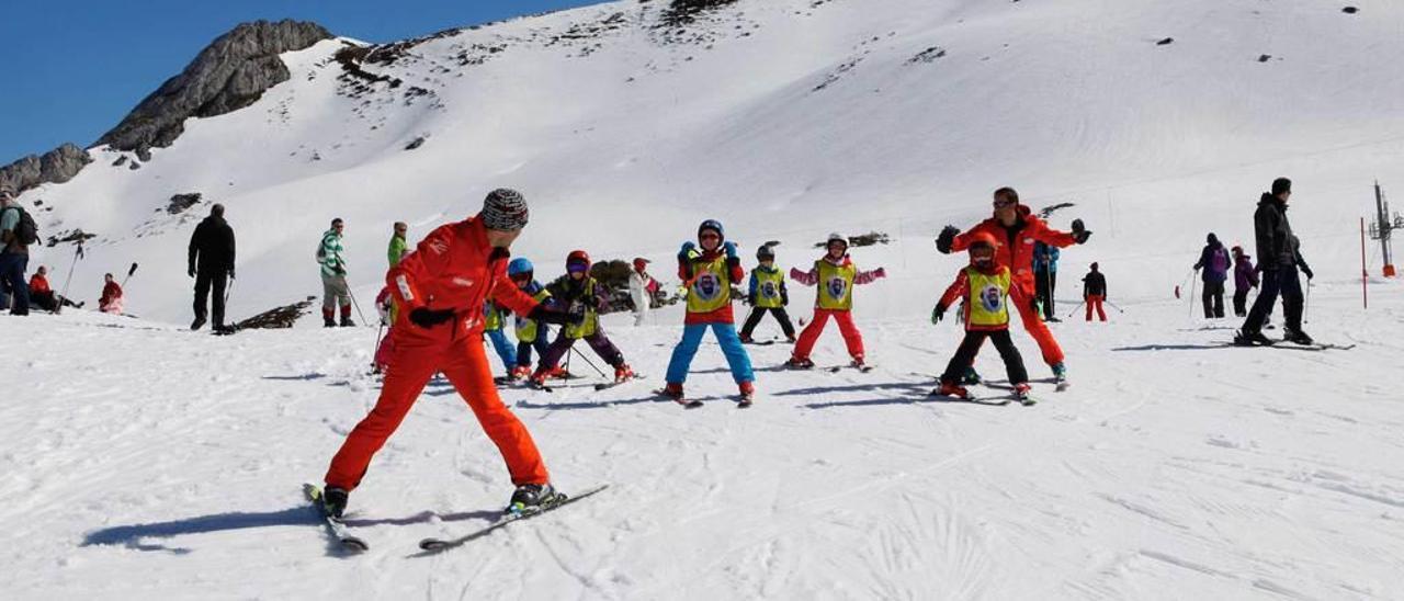 Niños en una clase de esquí en Fuentes de Invierno.