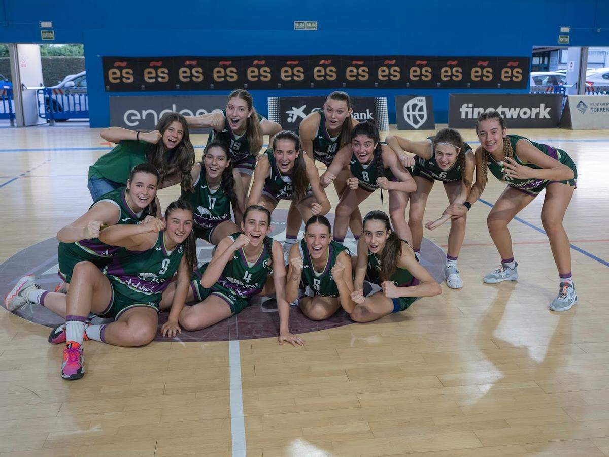 El cadete femenino del Unicaja, tras ganar la medalla de bronce.