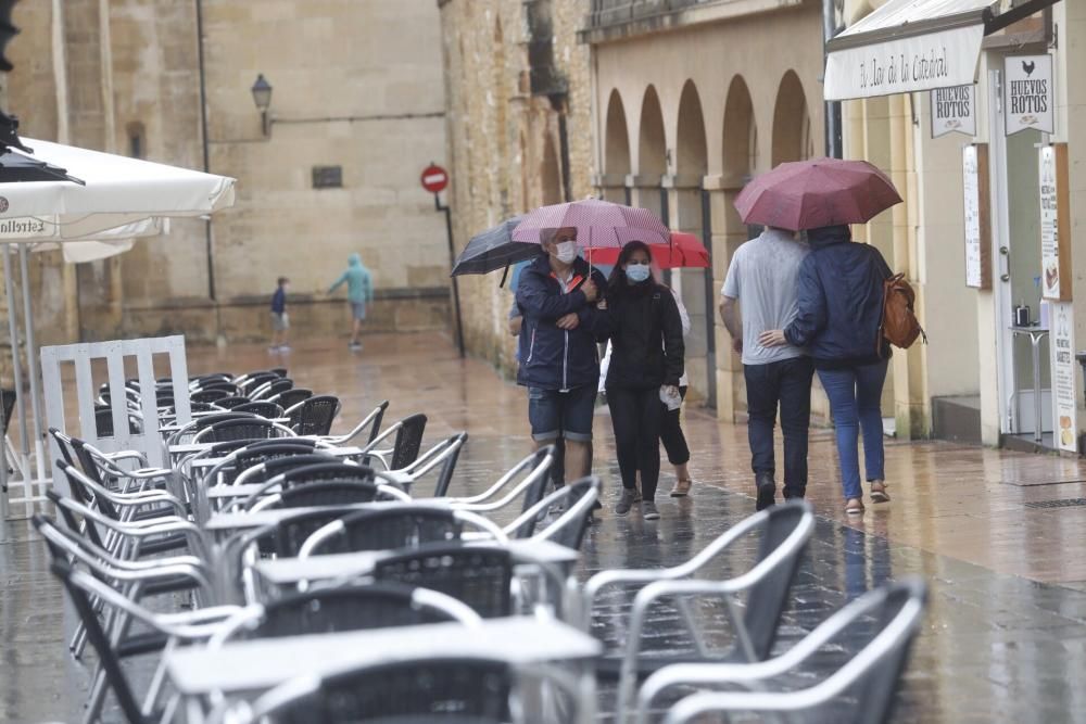 La lluvia sorprende a los turistas en Oviedo