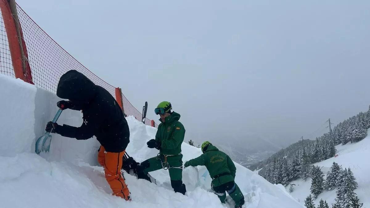 Imagen de archivo de trabajos del GREIM de la Guardia Civil en el Pirineo aragonés.