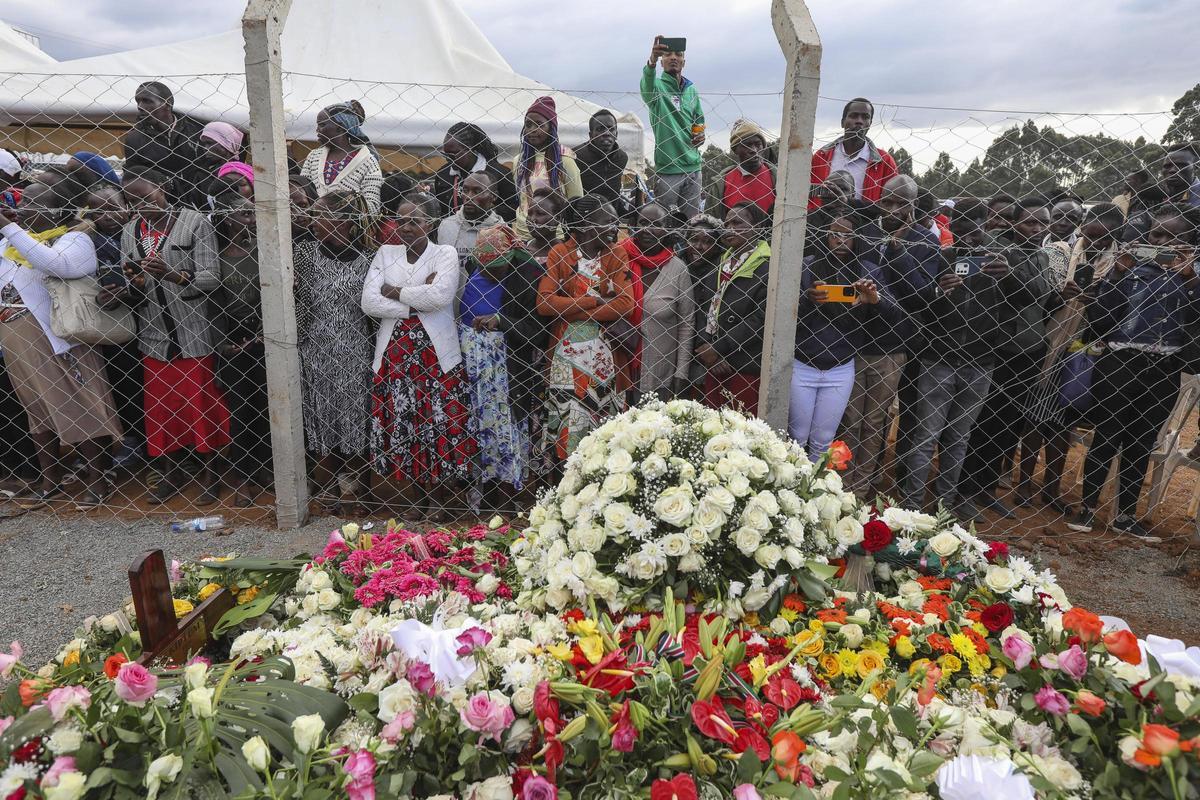Una congregación de flores para el joven atleta keniat