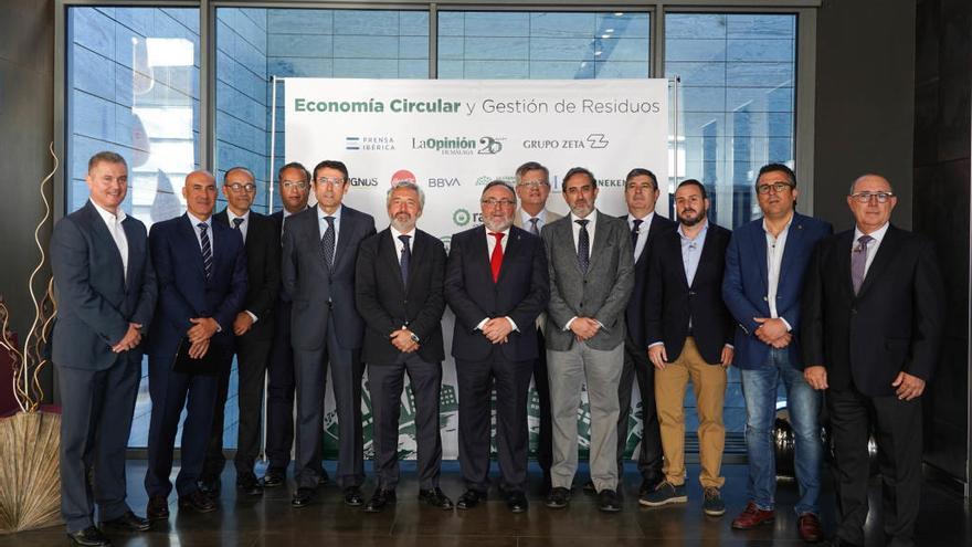 Foto de familia de los patrocinadores y directivos de La Opinión.