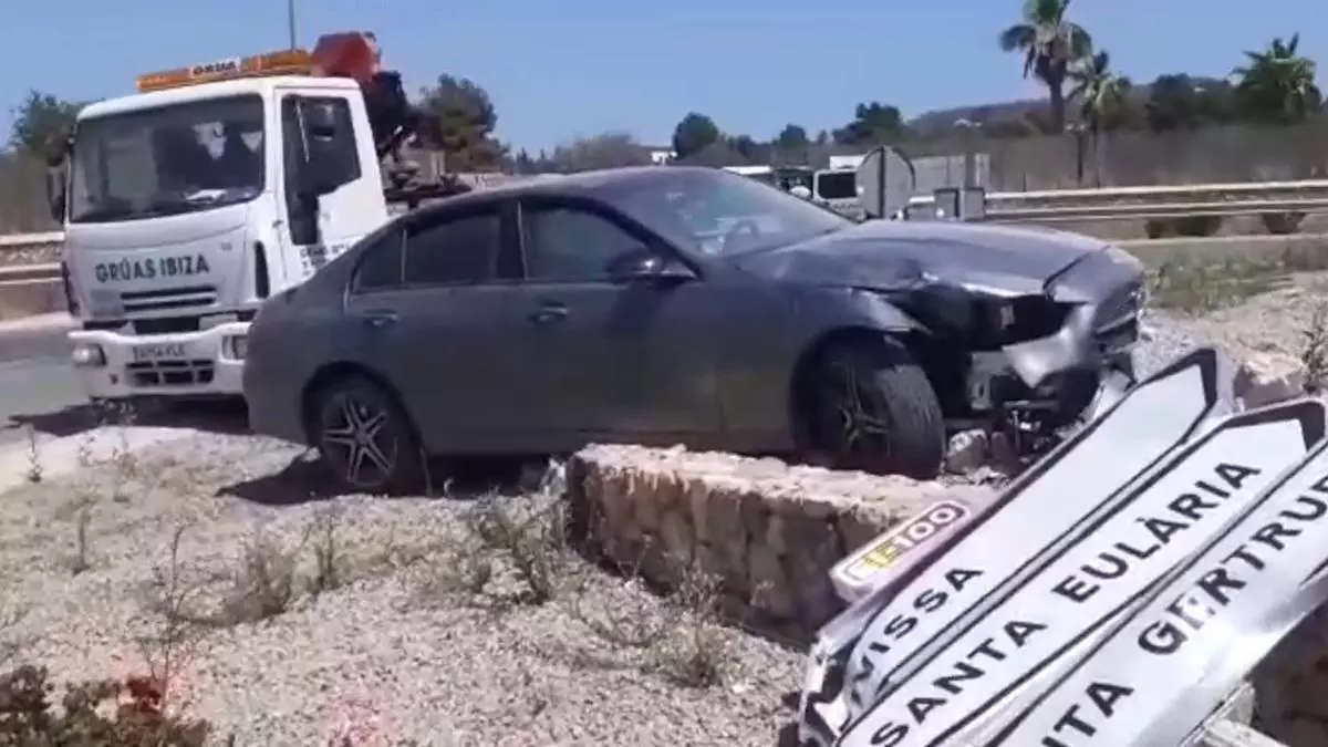 Un coche de alquiler se sale de una rotonda y se estampa contra un muro de piedra en Ibiza