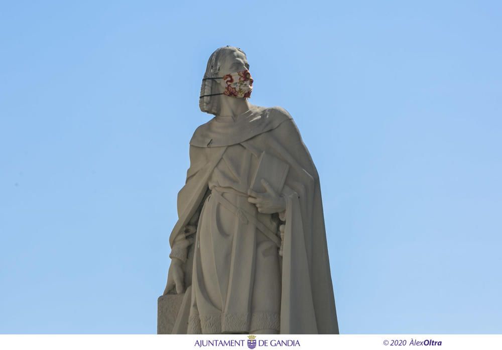 Gandia pone mascarillas a todas sus esculturas