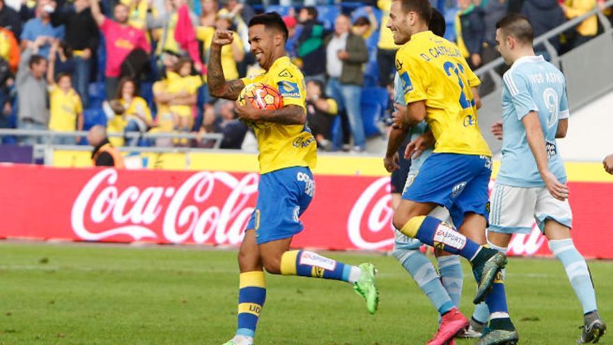 Viera celebra mirando hacia Valerón el gol de penalti al Celta.