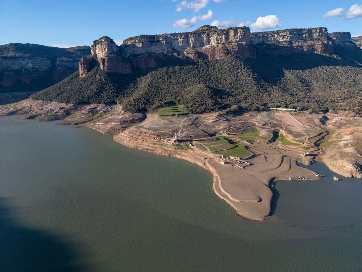 El pantà de Sau, durant la sequera.