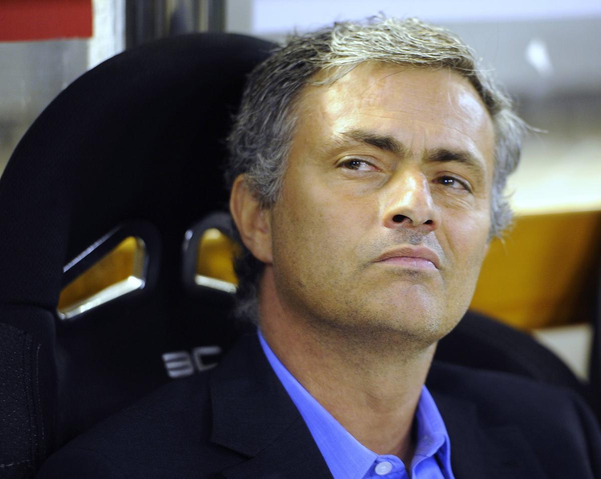 José Mourinho en el banquillo del Real Madrid durante la final de 2010