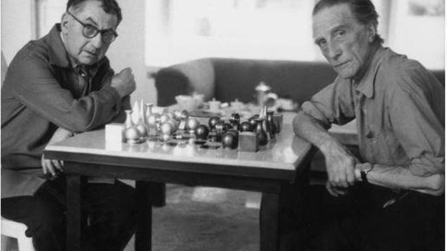 Man Ray i Marcel Duchamp jugant a escacs