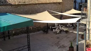 Borredà protegeix la plaça del sol i la pluja amb una coberta de tendals