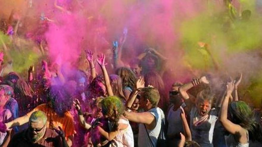 A dalt, el Holi Festival; a baix a l&#039;esquerra, ballada de gegants; a la dreta, el nou pàrquing de Solanelles