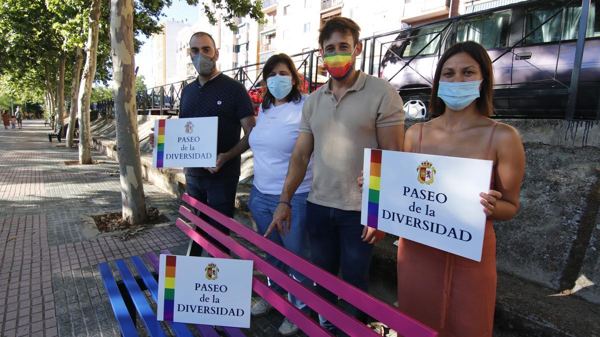 Bancos con la bandera arcoiris.