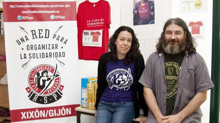 Xana Reyes y Luis Royo, ayer, con productos para repartir por Red de Solidaridad.