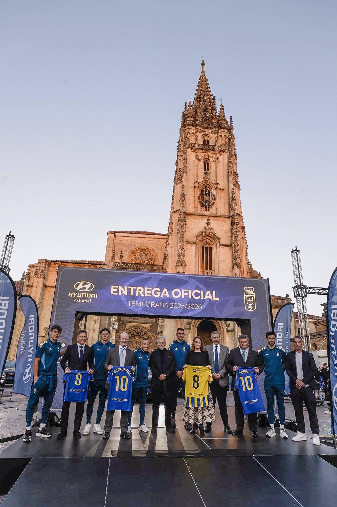 Locura azul en Oviedo: así fue la entrega de los nuevos coches a la plantilla en la plaza de la Catedral