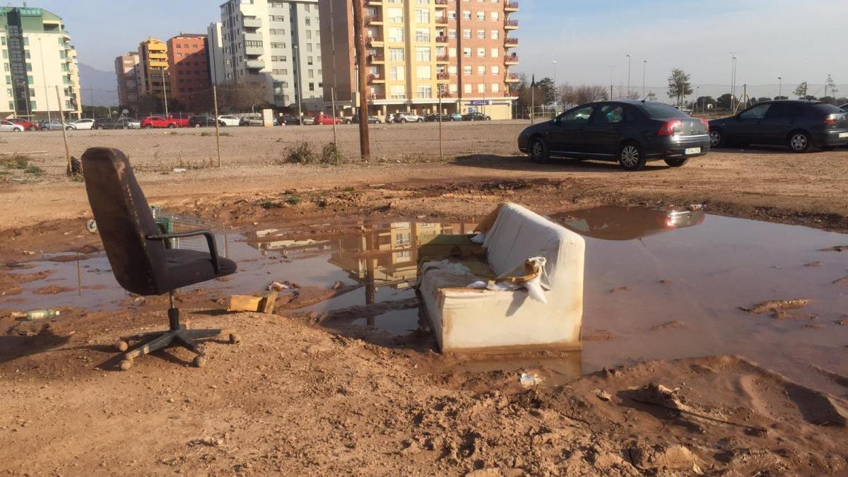 Improvisado &#039;salón&#039; en el párking de tierra de los juzgados de Castelló