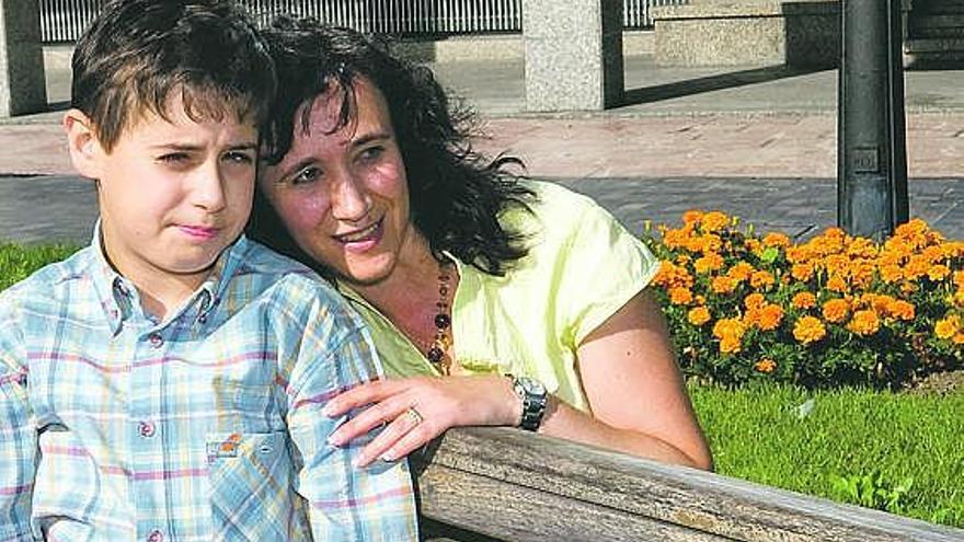 Miguel Ángel Barbés, junto a su madre, Rosa Pérez Morente.