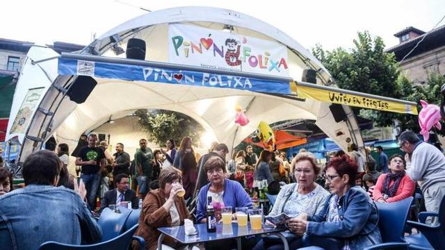 Ambiente del chiringuito Pinón Folixa, que no sirve Coca-Cola.