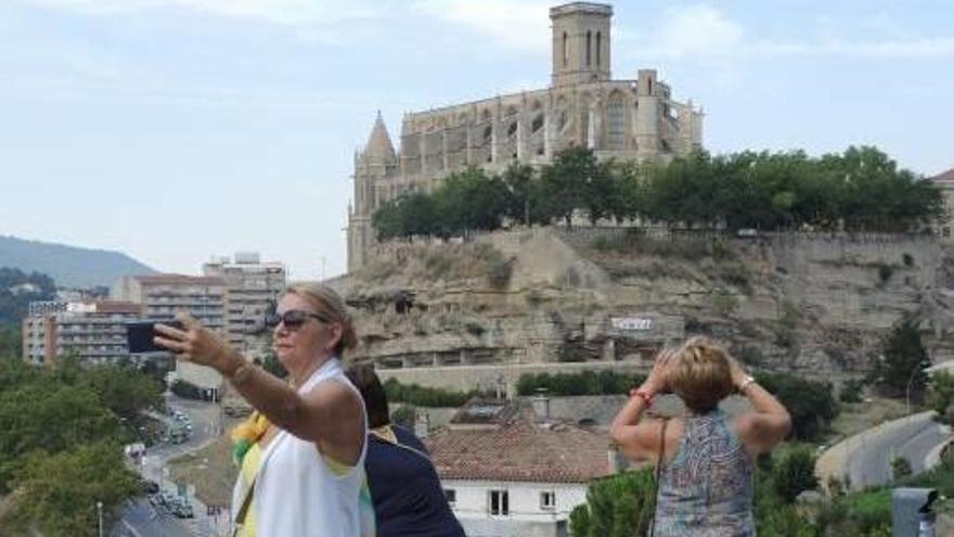 Turistes fotografiant la Seu des del mirador de la Cova de Sant Ignasi