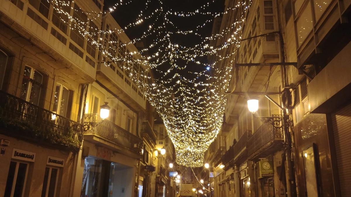 Prueba de luces del alumbrado navideño, anoche, en la calle Real.