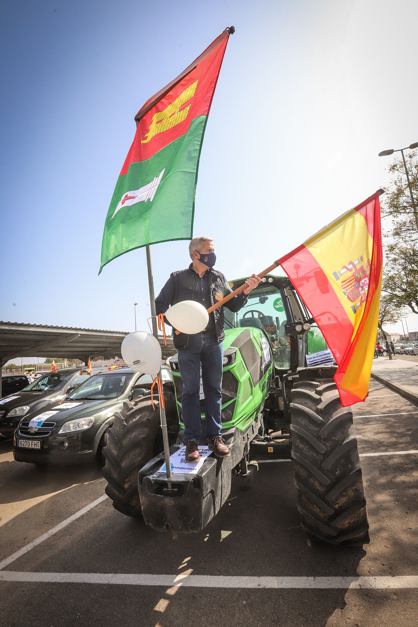 Una caravana con cientos de vehículos clama en Pilar de la Horadada contra la "imposición" del valenciano