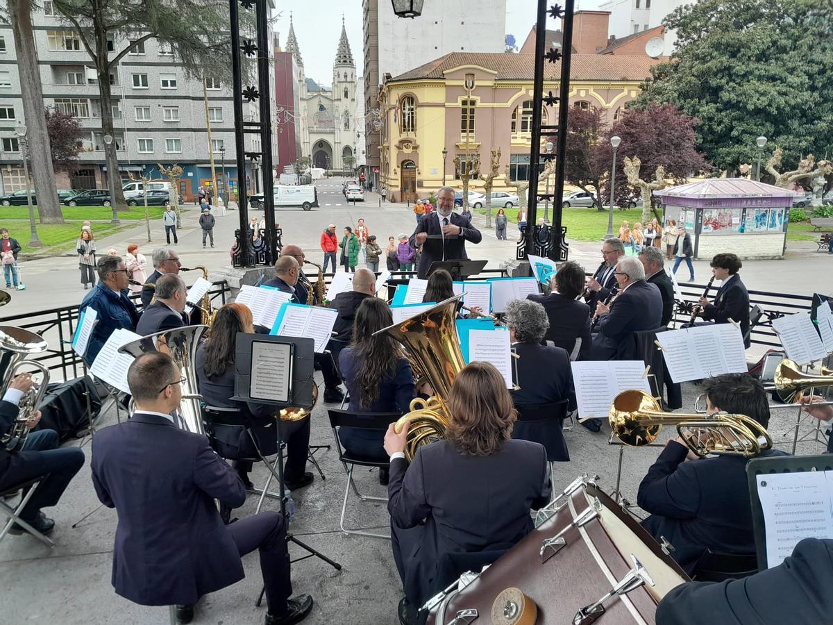 Actuación de la Banda de Música de Langreo, con motivo de su concierto de Huevos Pintos.