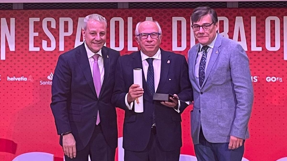 La Federación Española de Balonmano premia la trayectoria de José Saldaña