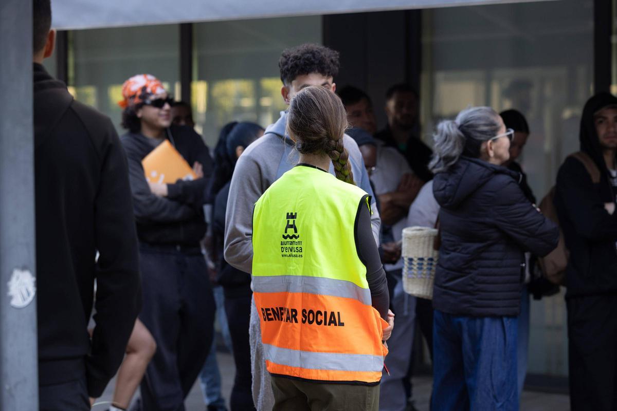 Imágenes de la fila para la regularización de migrantes en las oficinas del Cetis
