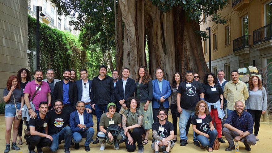 Diputados de les Corts junto a activistas por la legalización.