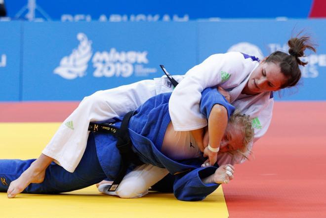 La judoca alemana Luise Malzahn (abajo) y la eslovena Klara Apotekar, compiten durante la semifinal de hasta 78 kilos de los Juegos Europeos de Minsk (Bielorrusia).