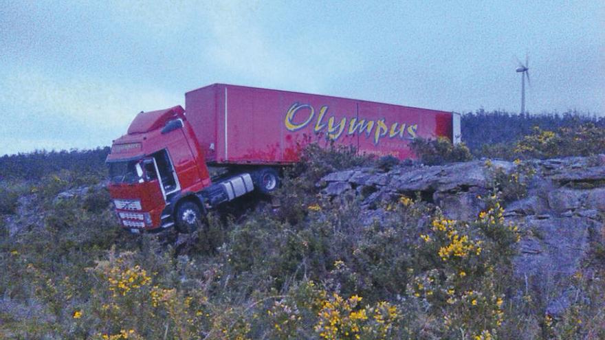 Aparatoso accidente de un camión de la orquesta Olympus en Vimianzo  |  Un camión de la orquesta Olympus acabó el viernes colgado en el borde de un terraplén de unos dos metros en Vimianzo (A Coruña), en un polígono industrial. La alerta se recibió a las seis de la madrugada. El conductor no sufrió lesiones graves. La Guardia Civil trata ahora de aclarar si la señalización, una posible somnolencia u otro tipo de cuestión provocó que el chófer no se percatase de que la vía finalizaba.